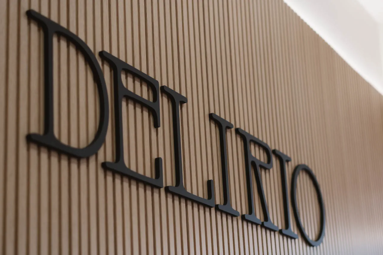 Logo de Delirio en el interior del local de Santiago